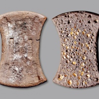  南宋“霸北街西·税四二郎·重拾贰两半”银锭一枚，重：489.6g，锭形优美，戳记清晰，包浆厚重，银光亮泽，公博 MS61+（1610031663）