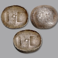  清四川“廿三年匠裕龙·内江县”十两椭圆形银锭一枚，重：359.9g，此地名及匠名均少见，方形戳记，清晰可辨，应属早期式样，推算此锭年份或早至道光时期，锭型完整，深灰色老包浆，近未使用品