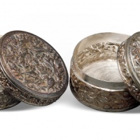  早期“牡丹花卉图”、“龙宫图”圆形银盒一对，共二件，重：105.5g，老工，图案繁复精美，五彩包浆，海外回流，保存完好