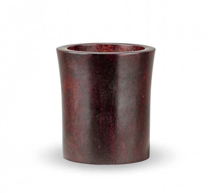  小叶紫檀笔筒一件，直径：122.2mm，高：136mm，色泽深沉，包浆自然，保存完好