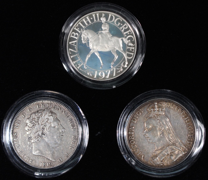  英国银币一套3枚，包括1819及1891年5先令2枚，以及1977年25新便士精铸银币，「在位时间最长君主」套币，為佐治三世，维多利亚及伊利沙伯二世，总含银量80.6安士，附原盒及证书，发行200套中