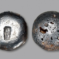  清“宝顺”小银锭一枚，重：27.2g，锭型优美，戳记清晰，原味黑色包浆，品相极佳，近未使用品