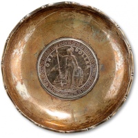  镶1910年香港不列颠尼亚女神站像壹圆银币银盘一件，重：53.5g，工艺精美，深酱五彩包浆，银光闪亮，状态自然，海外资深藏家出品，保存完好