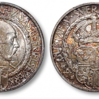  瑞典1921年“独立400周年纪念”2克朗银币一枚，上铸瑞典王国第一位国王“古斯塔夫一世·瓦萨”像，打制规范深峻，浮雕感强烈，细节分明，五彩包浆，底光丝滑柔亮，状态一流，品相顶级，金盾PCGS MS6