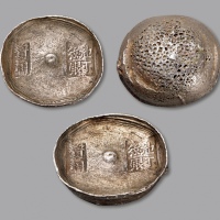  清四川“地丁纹银·资州”十两椭圆形银锭一枚，重：350.5g，少见，锭型规矩，戳记完整清晰，深灰色老包浆，银光亮泽，近未使用品，中乾XF45