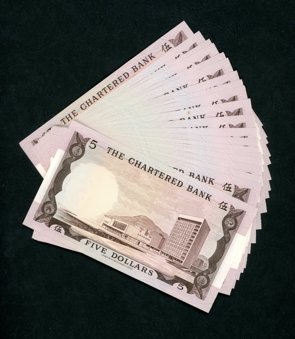  1970至1975年渣打银行纸钞一组23枚5元，连号H640912-5, M383621-39, UNC The Chartered Bank, Hong Kong, a lot of 23x $5,