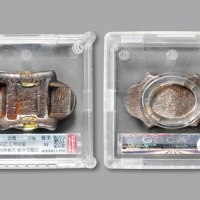  清代云南“福兴庆记·汇号纹银”五两牌坊锭一枚，双梁均打“官公估佘看讫”珠边鱼尾戳记，重：189g，此类普洱府福兴庆记所铸牌坊锭，公估印通常为“官公估佘看”，加盖“官公估佘看讫”者，所见甚少，上梁及底部