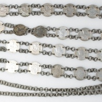  银链一条，以31枚银币组成，包括光绪元宝七分二釐18枚，海峡殖民地一毫3枚，海峡殖民地贰毫1枚，香港一毫7枚，广东省一毫2枚，保存完好