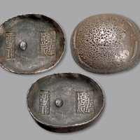  清四川“二十五年足色银·犍为县”十两椭圆形银锭一枚，重：349.2g，锭型完整，方形戳记，应属早期式样，且双戳逆打，形制极为少见，推算此锭年份或早至道光时期，厚重黑色老包浆，银光亮泽，颇为难得，近未使