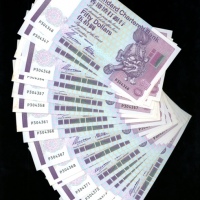  1997年渣打银行50元连号31枚，编号P304346-376，UNC品相，边沿有渍点 Standard Chartered Bank, Hong Kong, a consecutive group 