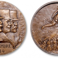  法国（1916年）“马恩河战役（第一次）”纪念大铜章一枚，正面雕刻该战役三位统帅“约瑟夫·霞飞元帅”、“路易·德斯佩雷将军”、“约瑟夫·加利埃尼元帅”肖像，背面为进攻中的法军与战场上空手持利剑的玛丽安