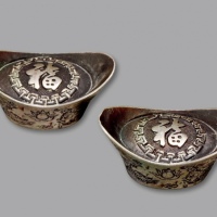  民国至建国初“福”字小银锭共二枚，“老天宝”款，共重：9.2g，造型优美，图案华丽，包浆醇厚，状态上佳，近未使用品