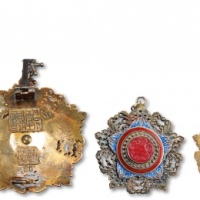  民国三等大绶采玉勋章一套，带原漆盒，内含齐全大绶带及主、副章，此章为国民政府颁发之第一种国家勋章，不含采玉大勋章，仅颁行七年有余，许多世界历史名人获颁授，存世已十分少见，甚为难得，保存完好<br>编者