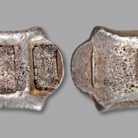  清云南“庆丰盛记汇号纹银·汇号公估冯看讫·汇号公估童看讫”五两牌坊锭一枚，重：197g，打制深峻清晰，银色柔和，包浆、状态自然开门，汇号公估十分少见，近未使用品，XF40（82043158）<br>来