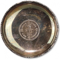  镶1960年香港壹圆银币银盘一件，重：38.5g，工艺精美，原味醇厚欧洲五彩包浆，银光闪亮，状态自然，海外资深藏家出品，保存完好