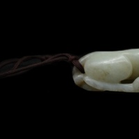  清白玉雕瑞兽虎形摆件 