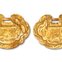  清民“云芝”背“麟”金制锁片一枚，极美品