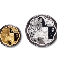  2010虎年梅花生肖1/2盎司金币一枚、1盎司银币一枚，共一套二枚
