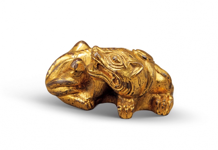  “辟邪”镇纸一件，铜鎏金，重：576.6g，兽形生动，炯炯有神，做工精细，线条流畅，十分美观，保存上佳