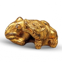  “辟邪”镇纸一件，铜鎏金，重：576.6g，兽形生动，炯炯有神，做工精细，线条流畅，十分美观，保存上佳