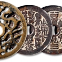  早期“双龙”镂空花钱一枚、“山鬼雷公”背“八卦”花钱一枚、“山鬼雷公”背“道士图”花钱一枚，共计三枚，直径分别为：45mm、45.4mm、54.5mm，分别为公博 美75、美78（1114951939