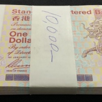  1996年渣打银行100元连号100枚，编号BZ677701-800，包括BZ677777，UNC品相，有些边沿有发黄 Standard Chatered Bank, Hong Kong, a con