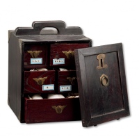  清民上海老红木钱柜一只，内含清明铜元约1356余枚，柜内抽屉错落有致，构思巧妙，用料厚重扎实，做工精良，内中铜元分门别类，由前辈手书纸包，可见收藏之用心，甚为难得，保存颇佳，沪上前辈藏家旧藏，整体约极