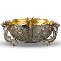  早期HC仁记款“婴戏图”鎏金龙耳银碗一只，重：296g，HC为当时著名粤帮银器商鸿昌，广州和上海均有分号，名气仅次于最大的宏兴银号；画片精美生动，工艺精湛，包浆醇厚，闪耀金银光泽，保存完好