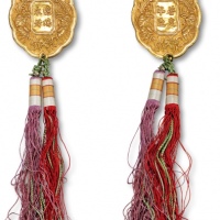  安南金佩“琼瑶永好”背“启定年造”奖牌一枚，重：15g，纯手工制作，四周以双凤、天书及火珠图案装饰，其中，启定年号使用为1916年至1925年。佩，于1889年开始颁发，专门用以奖赏具有高尚美德的女性