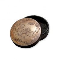  清民“羲之饲鹅图”圆形铜墨盒一件，仲良作，“X昌”底款，重：352.5g，图案生动，包浆醇厚，保存极佳