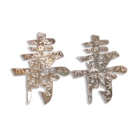  民国“寿”字银刻花摆件共二枚，共重：8.7g，刻工精美，寓意吉祥，包浆醇正，保存完好