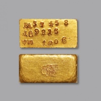  1946-49中央造币厂“布图”一两金条一枚，重：31.5g，编号：BA37458，成色：981.5，市两：1.006，图案清晰完整，色泽纯正，完全未使用品，金盾PCGS MS63（86651597）