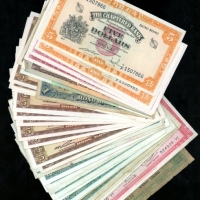  香港纸钞一组43枚， Hong Kong, a group of 43x notes, including Chartered Bank $5 (2), ND (1967), $10 (2), 195