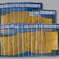  清民云南“窗格图”、“南元足金”金叶子共20枚，总重：47.2g，金中带赤，薄若书页，柔若棉帛，戳印铭文清晰，形制完整，质感细腻，异常精美，体现了当时金叶冶造工艺已有较高水平，公博 真品