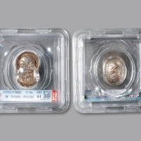  “禧”字娃娃脸一两吉语小锭一枚，重：33g，锭面雕刻幼童朗目疏眉、开智天眼，鼻子下方口含硕大“禧”字，铸造精美，图案设计吉祥讨喜，原色银光，品相极佳，公博 MS61（1610036474）