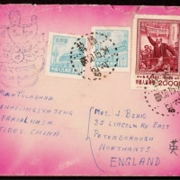  1955年西藏拉萨寄英国平信封，小型西式封正贴纪26列宁2000元一枚，普3筋票100元两枚，计符国际平信邮资2200元