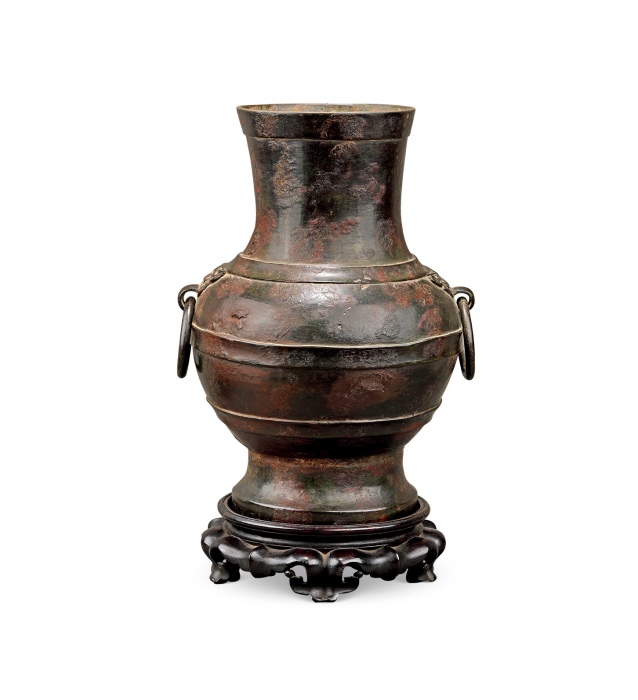  早期“旋纹铺首耳青铜壶”一只，包浆熟美自然，古意盎然，开门见山，附原包装盒，海外回流，极美品<br>来源：伊东祐亨旧藏<br>编者按：伊东祐亨（いとうすけゆき，1843年6月9日－1914年1月16日