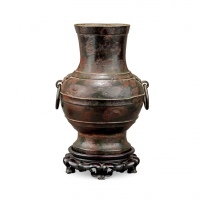  早期“旋纹铺首耳青铜壶”一只，包浆熟美自然，古意盎然，开门见山，附原包装盒，海外回流，极美品<br>来源：伊东祐亨旧藏<br>编者按：伊东祐亨（いとうすけゆき，1843年6月9日－1914年1月16日