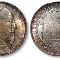  瑞典1932年“国王古斯塔夫二世·阿道夫逝世300周年纪念”2克朗银币一枚，打制规范深峻，浮雕感强烈，细节分明，五彩包浆，底光丝滑柔亮，状态一流，品相顶级，金盾PCGS MS66（80901570）为