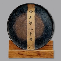  日本银质“古铜花瓶台”一件，重：2964g，内贴“命正银八十两”纸条，制作精良，保存完好，极美品，附原布包