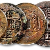  明清钱共三枚，详分：“万历通宝”小平钱一枚，鬼万历，直径：23.2mm；“雍正通宝”宝云局共二枚，直径分别为：25.9mm、27.8mm；均字口清晰，包浆醇厚，均为众诚 上美品80