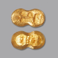  民国“成都天一·庆记”一两束腰形金锭一枚，重：30.8g，成色9998，造型优美，金色醇正，戳记清晰， AU58（82041999）