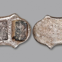  清云南“任恒泰号·足色条丁”五两牌坊锭一枚，重：141.3g，打制深峻清晰，银色柔和，包浆、状态自然开门，汇号公估十分少见，近未使用品<br>来源：张惠信先生旧藏<br>编者按：戴学文《牌坊锭新考》页