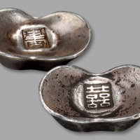  民国“禧”、“寿”字小银锭二枚，分别重：22.9g、15.5g，字戳清晰完整，品相上佳，极美品
