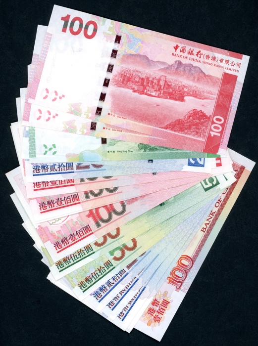  中国银行纸钞一组18枚，包括2000年100元一枚；2003年20元六枚，ZZ字轨补版50元两枚，100元四枚；2009年20元一对，相应编号222212；2010年50元一枚；2014年100元一对