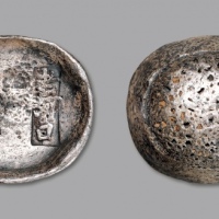  清末民国湖北“老河口·同庆和”十两银锭一枚，重：340g，锭形优美，字戳清晰，醇厚原味灰色包浆，打两验银小戳，湖北圆锭十分少见,中乾 XF40