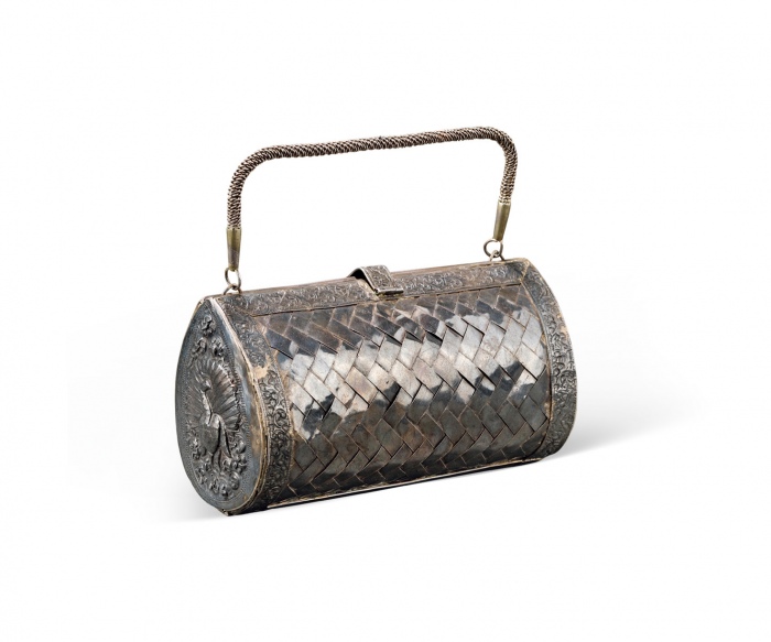  早期“喜上梅梢图”镂空银制手包一件，重：348g，银线编制包带，老工，图案繁复精美，海外回流，保存完好