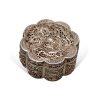  早期“龙凤呈祥图”镂空梅花形银盒一件，重：263g，老工，图案繁复精美，海外回流，保存完好