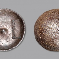  清湖北“鼎庆·鼎庆”五两圆形银锭一枚，重：165g 圆锭大都为十两，五两锭少见，五彩包浆，状态自然上佳，近未使用品，AU53（82043169）