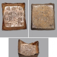  清江西“万载县·咸丰三年拾月·伍拾两·匠万炯”五十两方形银锭一枚，俗称“江西方宝”，此种铸于咸丰时期之方宝极为罕见，所见多为光绪时期，重：1882g，锭形方正，戳记打制清晰有力，醇厚金色包浆，光彩熠熠